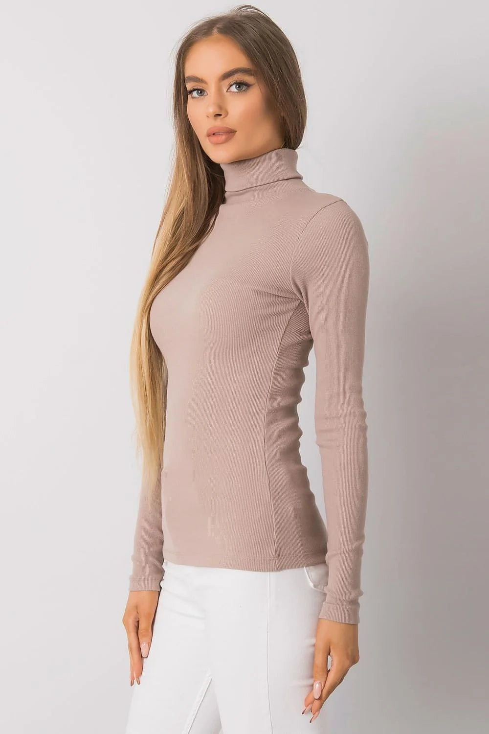 Haut à col roulé élégant pour femme en maille fine, couleur rouge audacieuse, coupe ajustée, manches longues, fabrication de qualité, idéal pour tenues sophistiquées