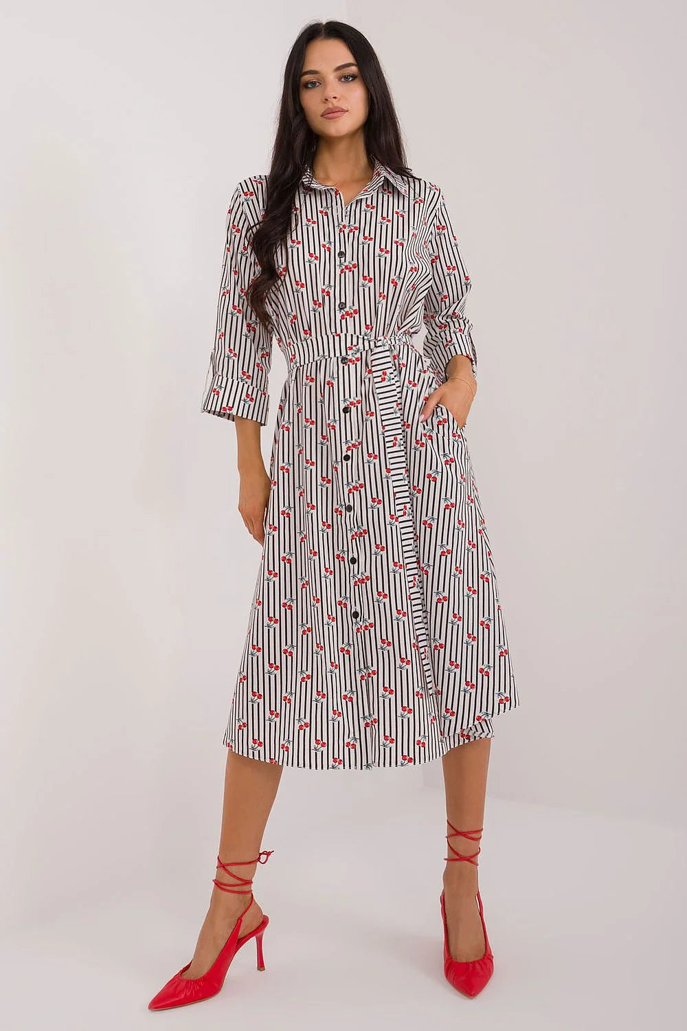 Robe de jour chic moderne longueur midi chemisier col classique manches 3/4 amples rayures noires blanches cerises rouges ceinture assortie polyester élasthanne polyvalente femmes