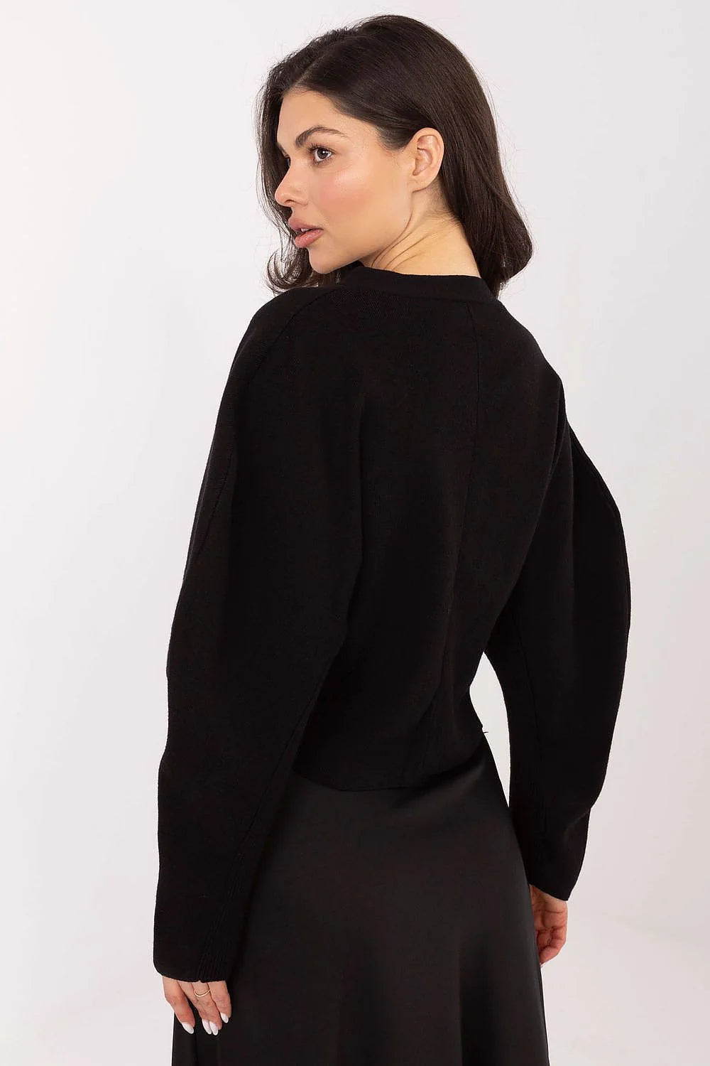 cardigan court noir col V coupe boxy manches bouffantes longues boutons dorés texture organique tricot fin bordcôte ajusté doux élégant