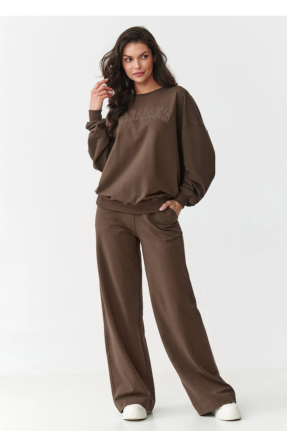 ensemble survêtement femme sweat oversize col rond manches tombantes broderie logo poitrine marron chocolat pantalon jambes larges taille élastique