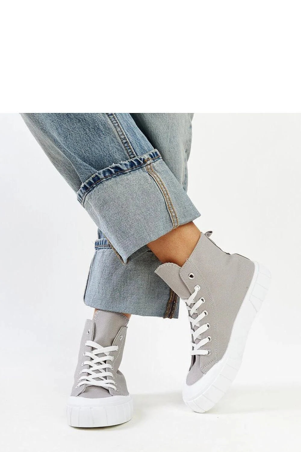 Baskets montantes grises pour femmes design moderne confortable élégante tendance laces blanches semelle caoutchouc