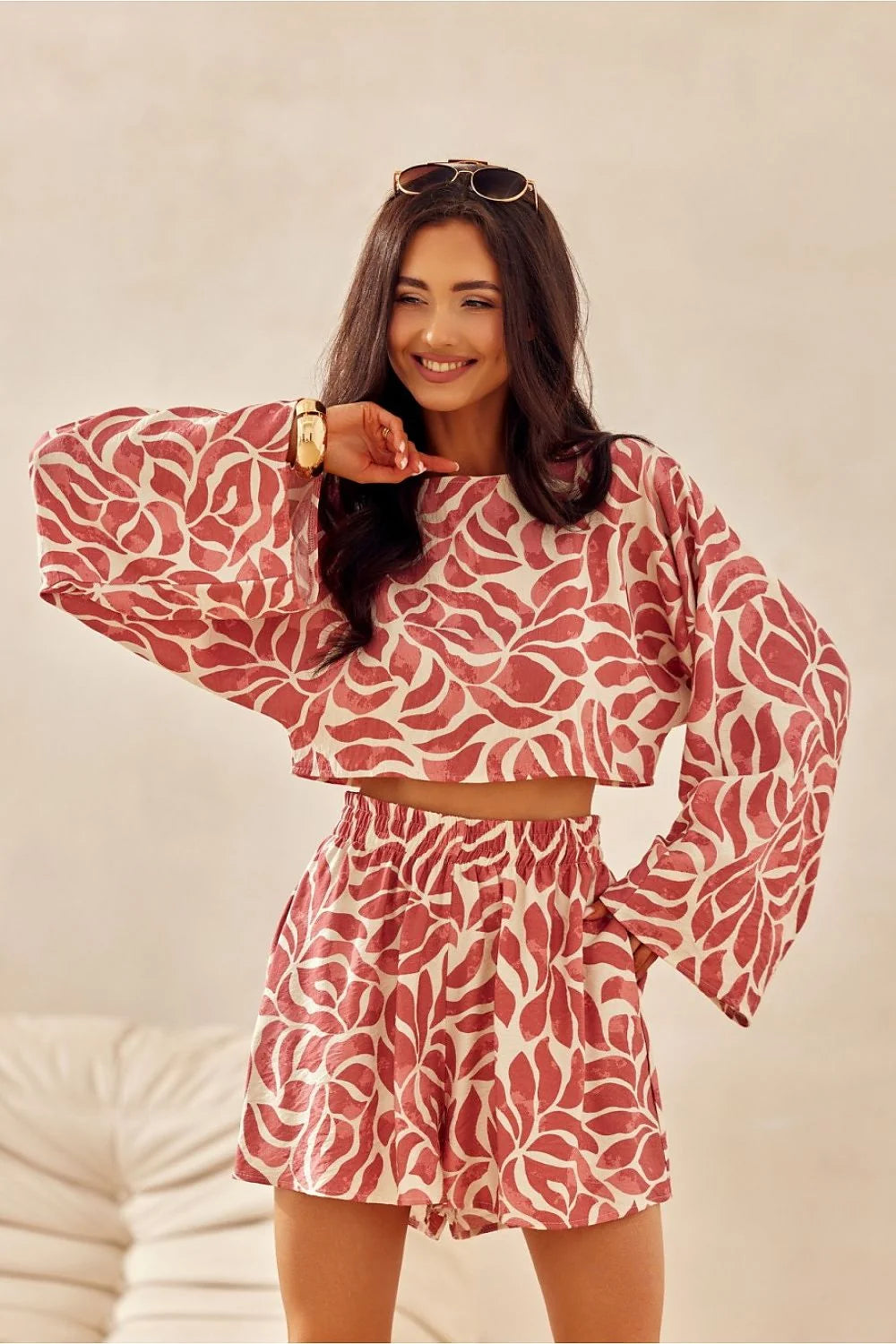 Ensemble mode femme audacieux motifs feuillage rose terracotta blanc cassé crop top manches longues larges short ample élastique été