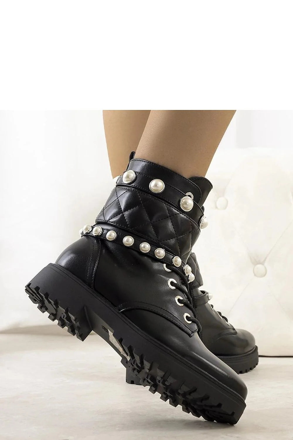 Bottes en cuir noir chic et robuste avec perles blanches pour mode automne-hiver femme
