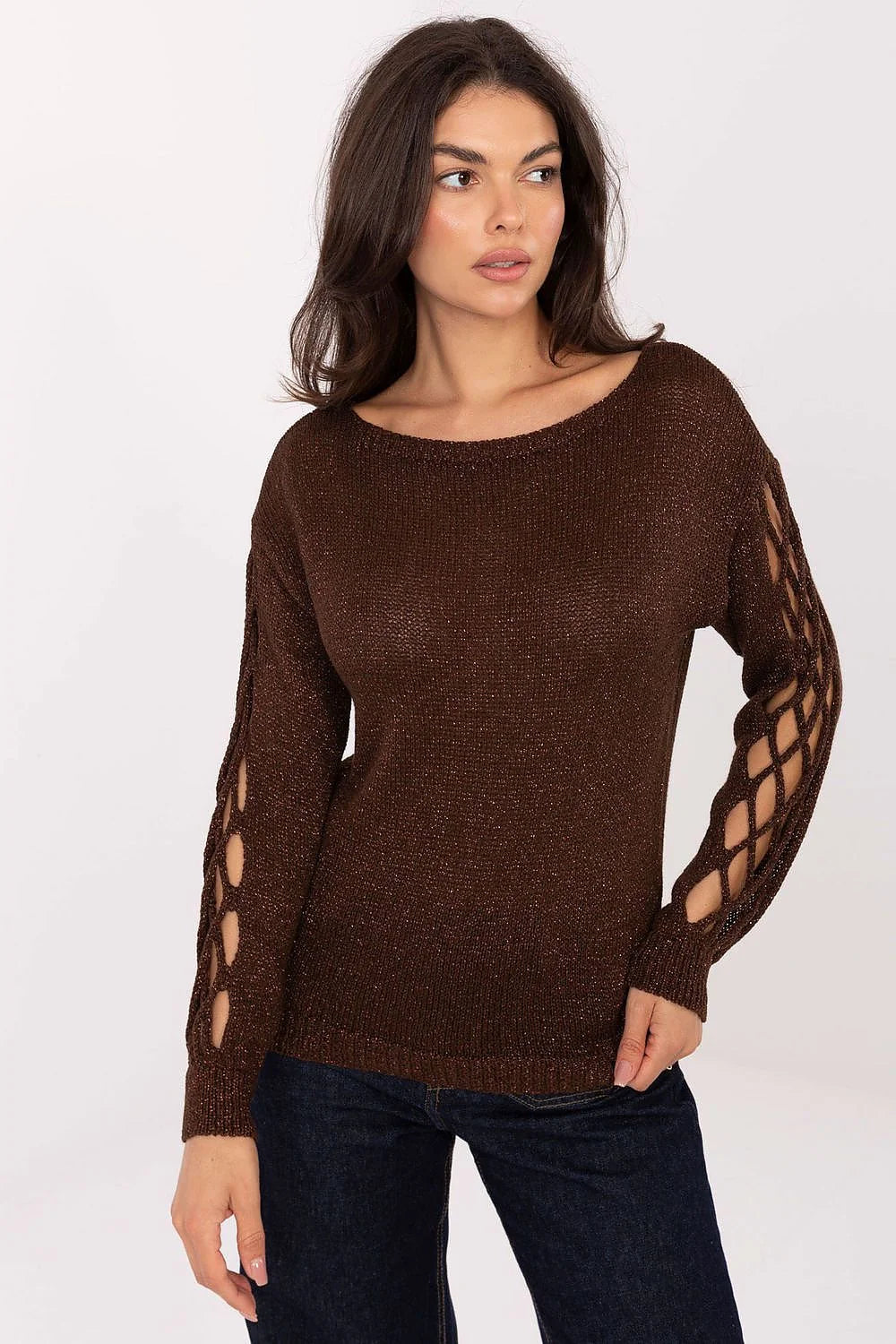 pull femme maille fine marron chocolat coupe droite col bateau arrondi finitions métallisées brillant subtil manches longues ajourées