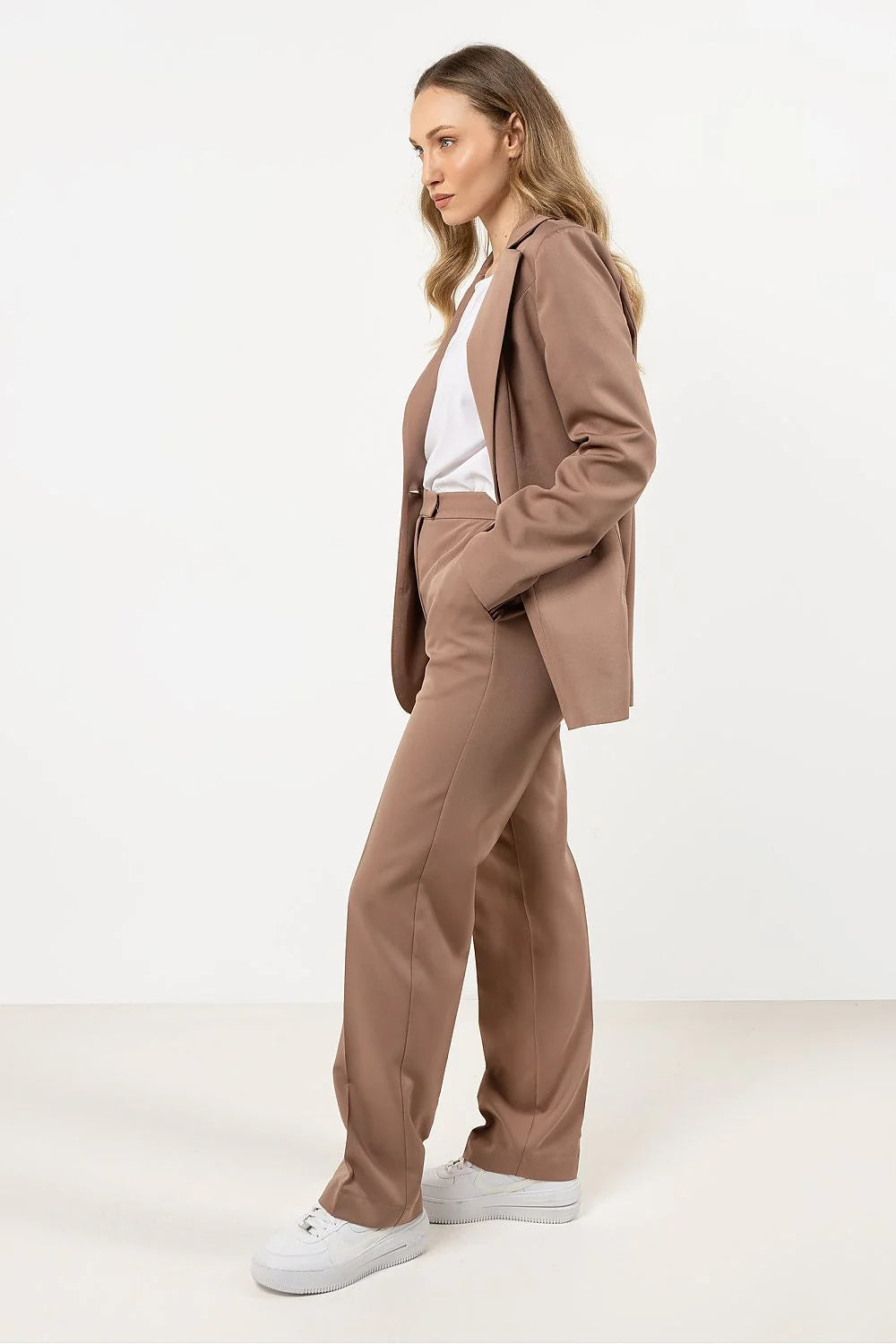 pantalon femme droit taille haute taupe fluide stretch plis marqués poches latérales passepoils arrière passants ceinture bouton zip élégant professionnel