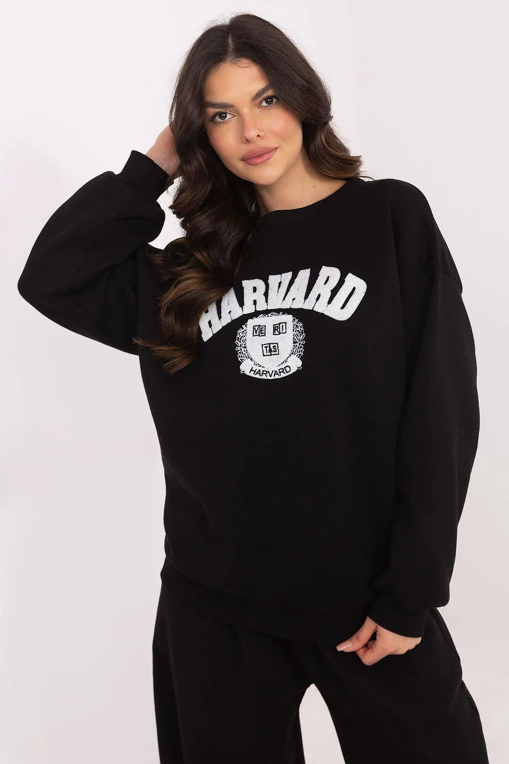 Sweatshirt femme Harvard ample couleur noire coton polyester longues manches encolure ronde logo université manches bouffantes côtelé