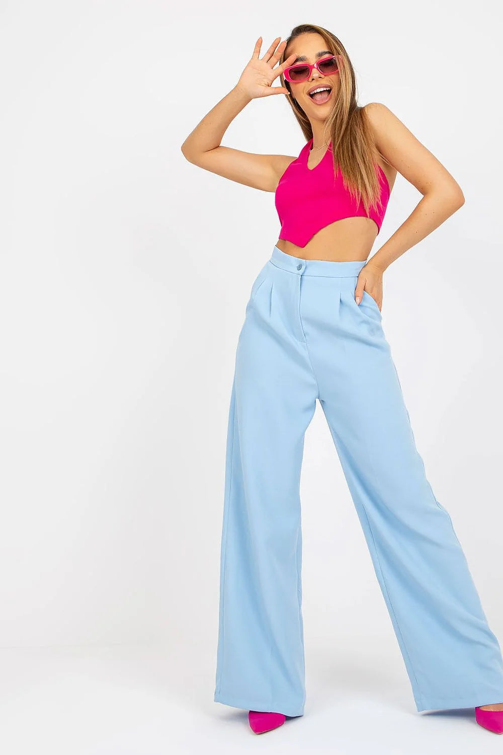 Ensemble féminin audacieux crop top asymétrique rose vif pantalon palazzo bleu ciel été 2023
