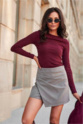 Tenue chic pour femmes, haut à manches longues en maille rib bordeaux, jupe portefeuille asymétrique en gris, style urbain élégant, polyester et laine, mini, occasions semi-formelles