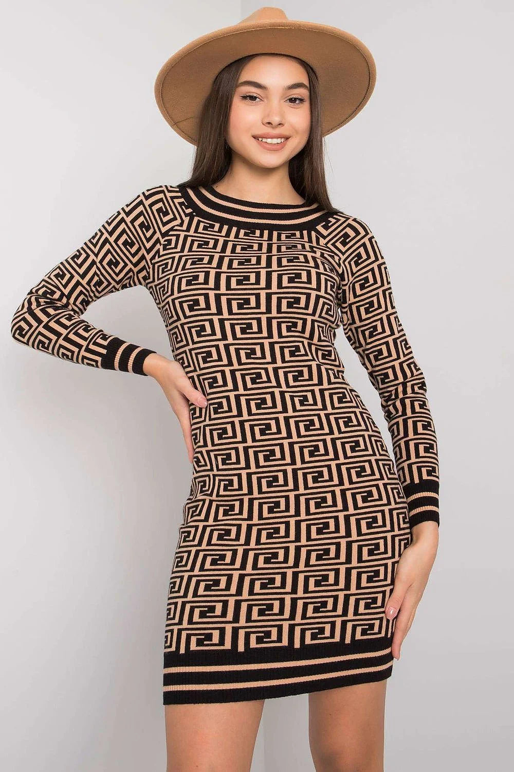 Robe tricotée moderne élégante carrés imbriqués manches longues col rond pour sorties urbaines sophistiquées