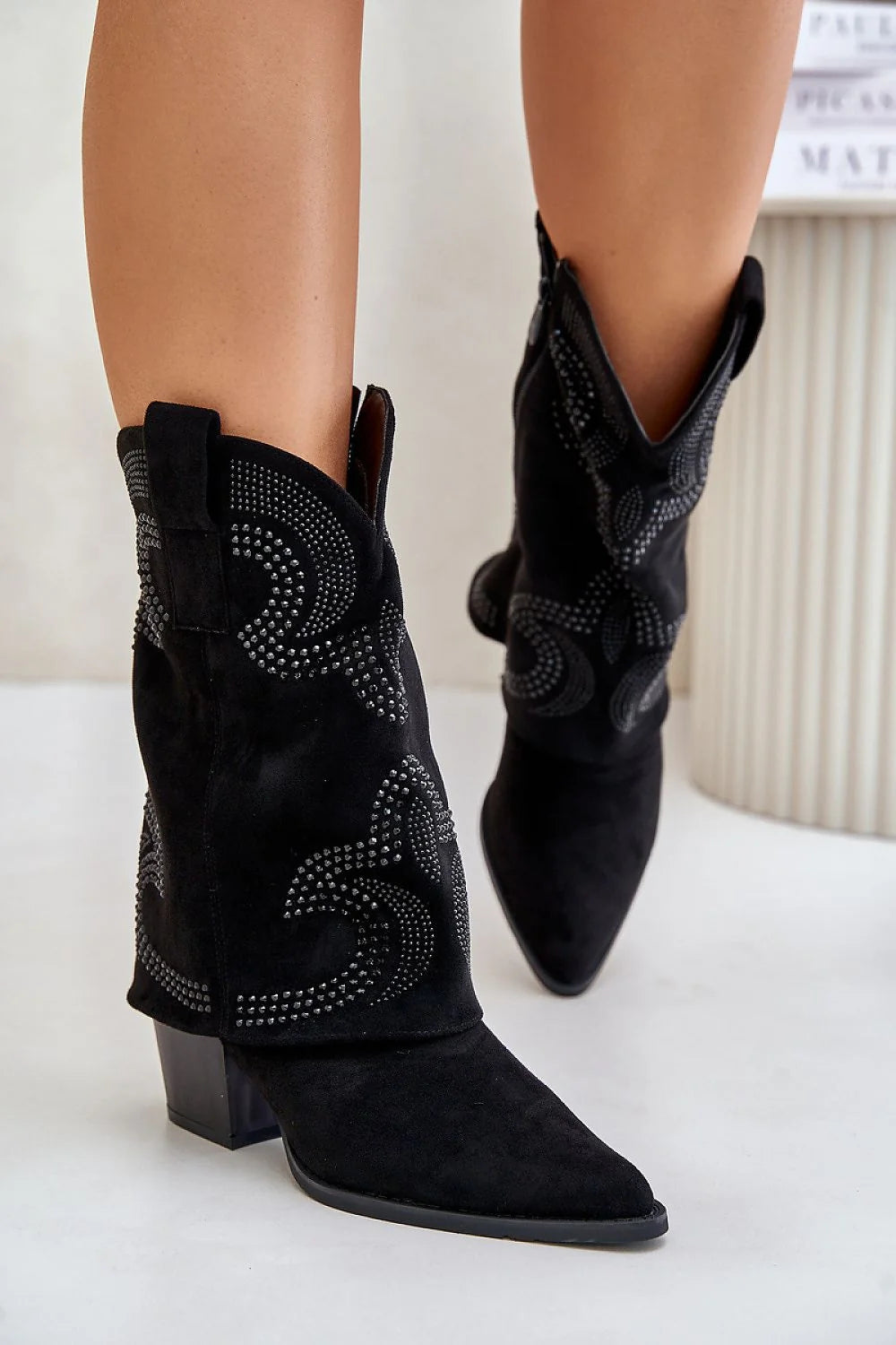Bottes élégantes à talon carré en cuir suédé noir, style western moderne, fermure éclair, femme