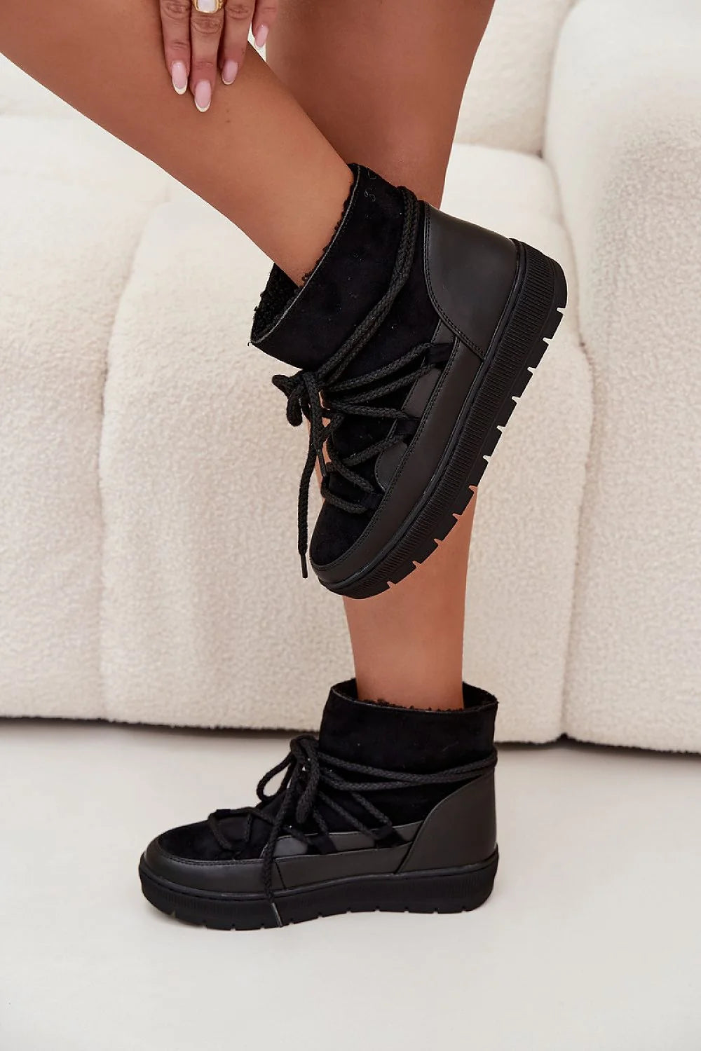 bottes neige femme noires cuir écologique suède doublure fourrée plateforme crantée gomme lacets épais rembourrée maintien confort chaleur
