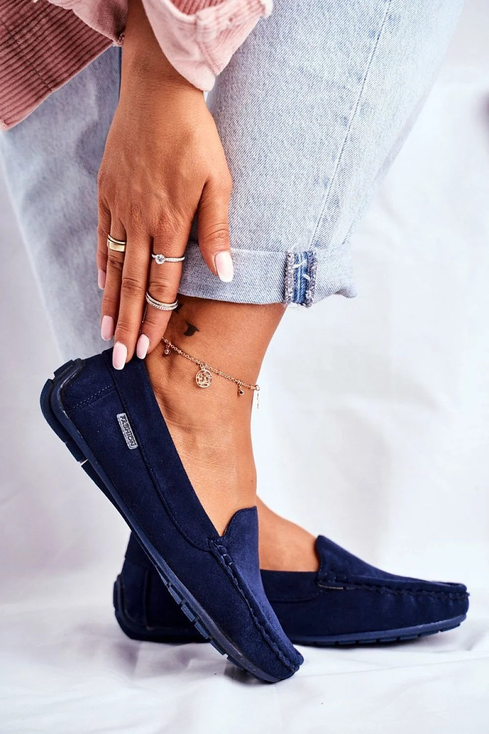 mocassins femme daim bleu gris veloutés élégants intemporels confortables slipon bout arrondi surpiqûres semelle caoutchouc bijoux cheville dorés