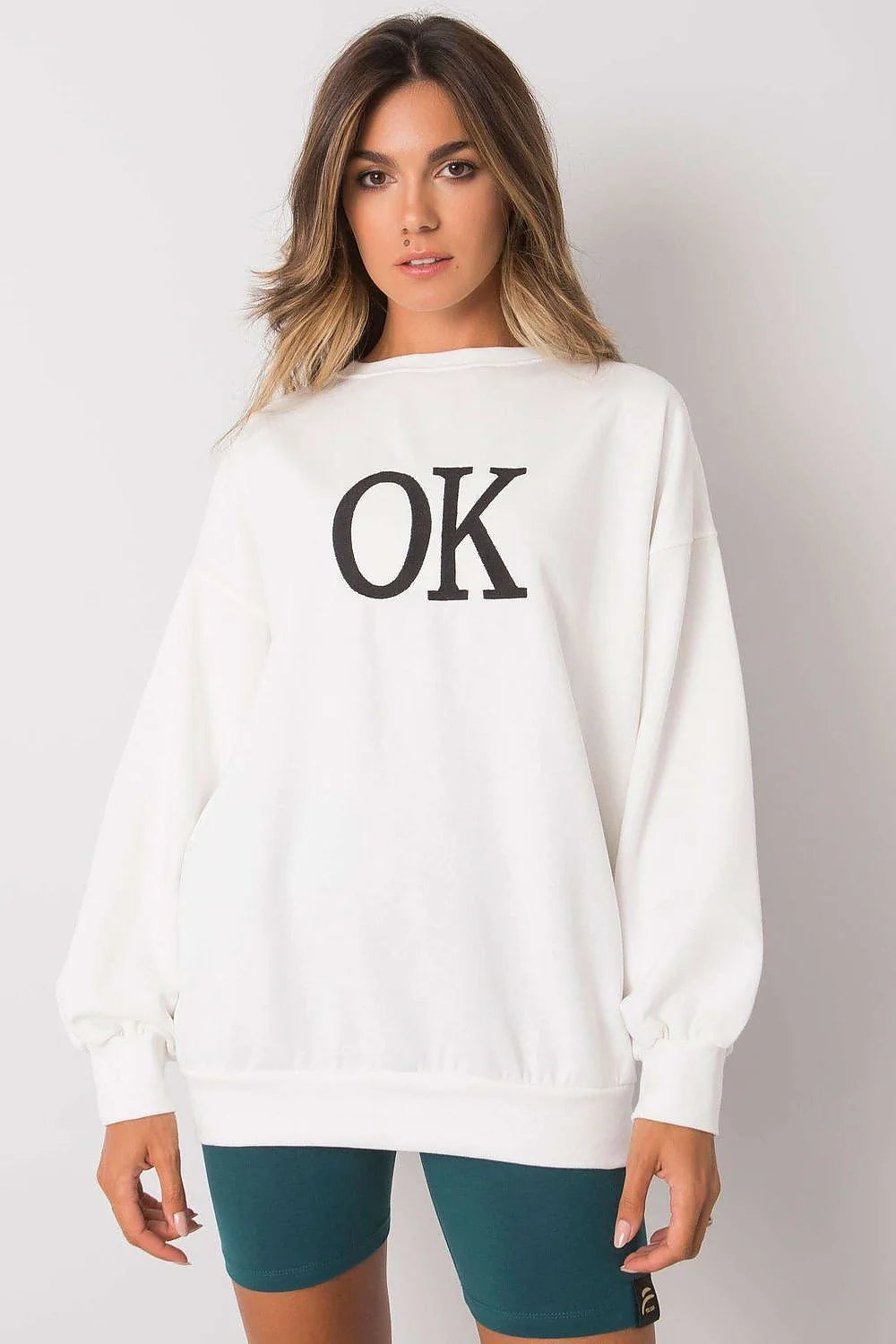 sweatshirt femme oversize noir col rond manches longues lettrage blanc OK molleton épais confortable ample poignets élastiques