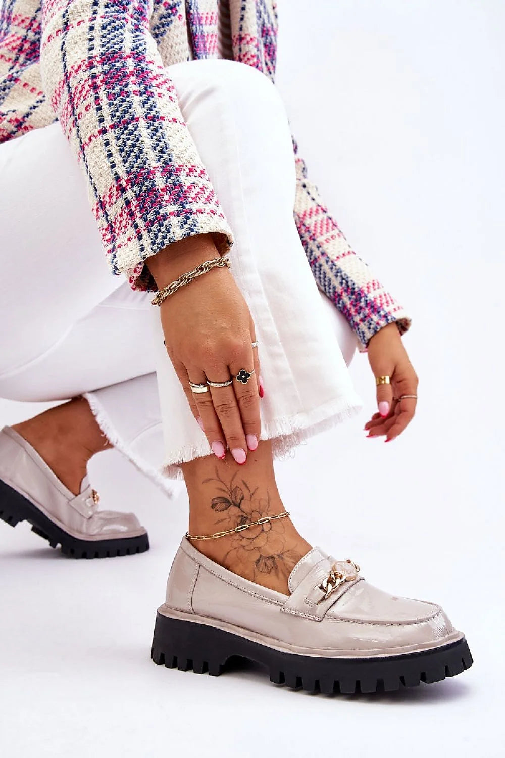 Mocassins pour femme élégants moderne cuir verni beige chaîne dorée semelle épaisse talon légèrement surélevé confortable occasionnels décontractés élégants