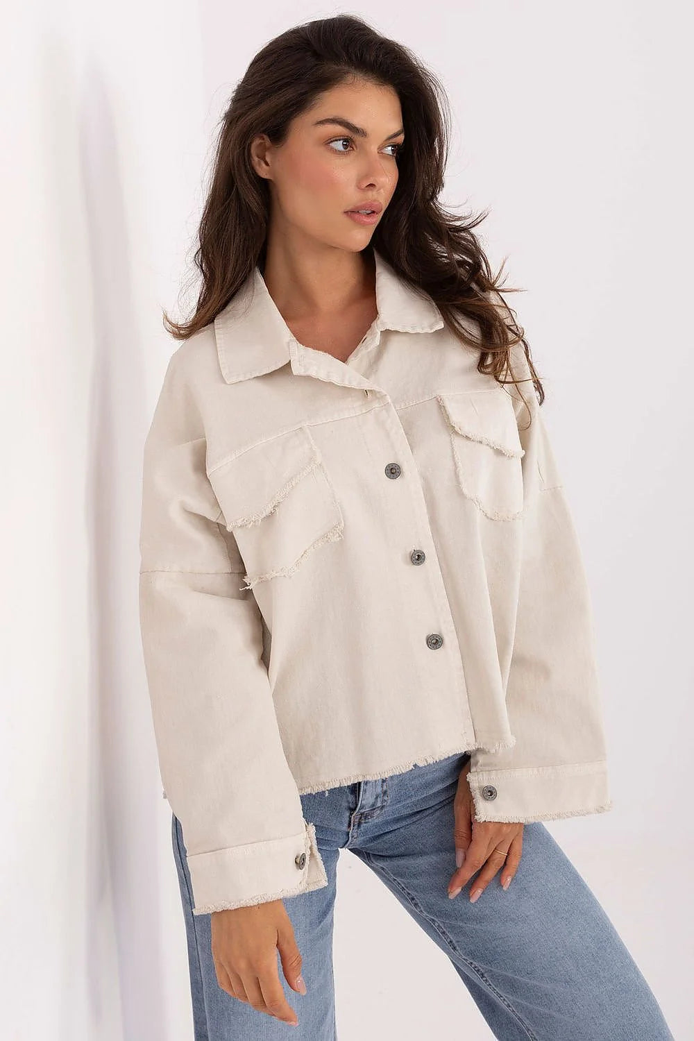 chemise shacket oversize crème coton denim épais coupe droite courte col chemise fermeture boutonnée poches poitrine rabat ourlets effilochés