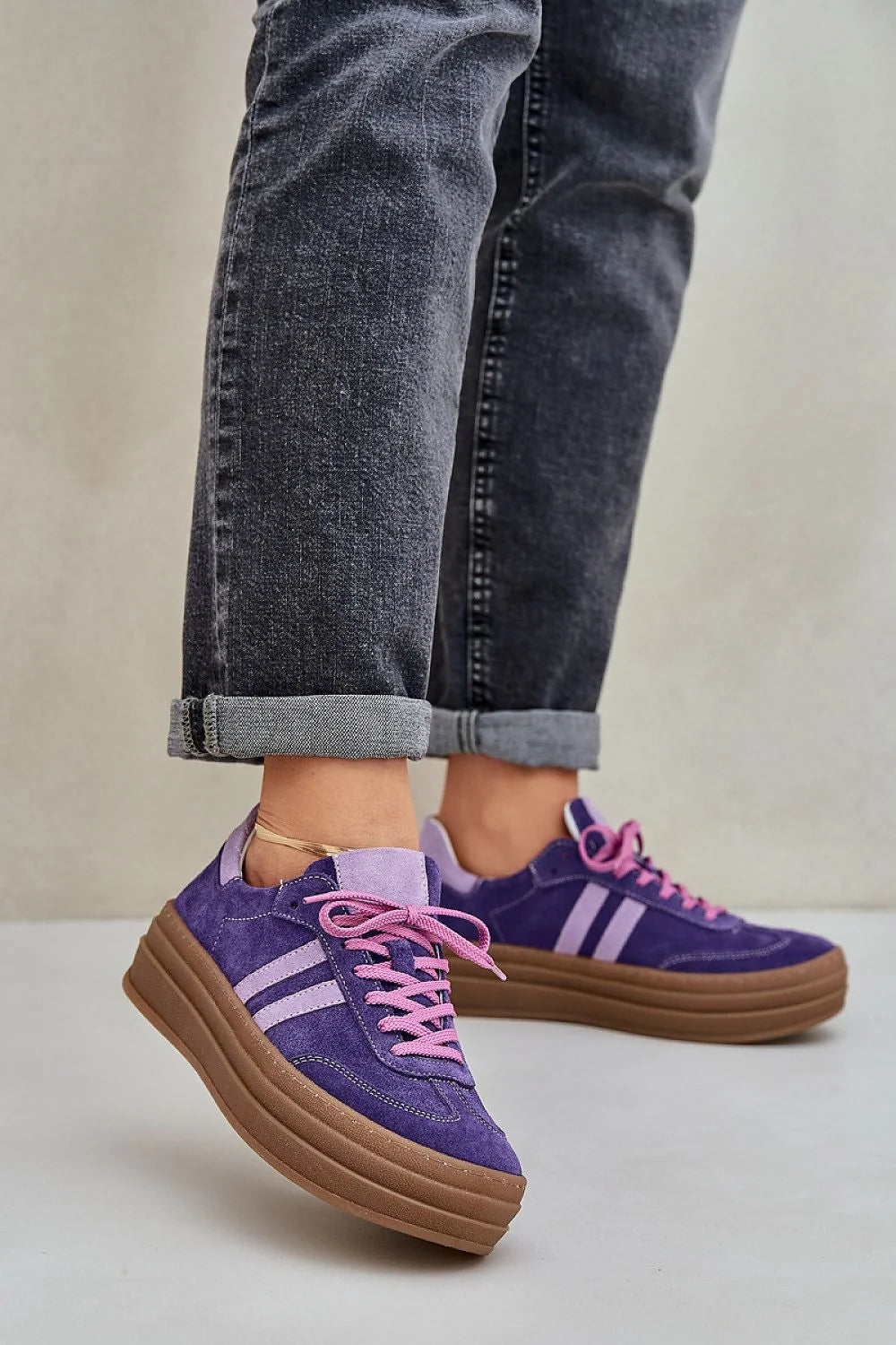 Chaussures de sport modernes pour femmes en cuir suédé violet, design audacieux, semelle épaisse, style rétro-moderne, baskets élégantes pour usage quotidien, tendance et confort