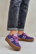 Chaussures de sport modernes pour femmes en cuir suédé violet, design audacieux, semelle épaisse, style rétro-moderne, baskets élégantes pour usage quotidien, tendance et confort
