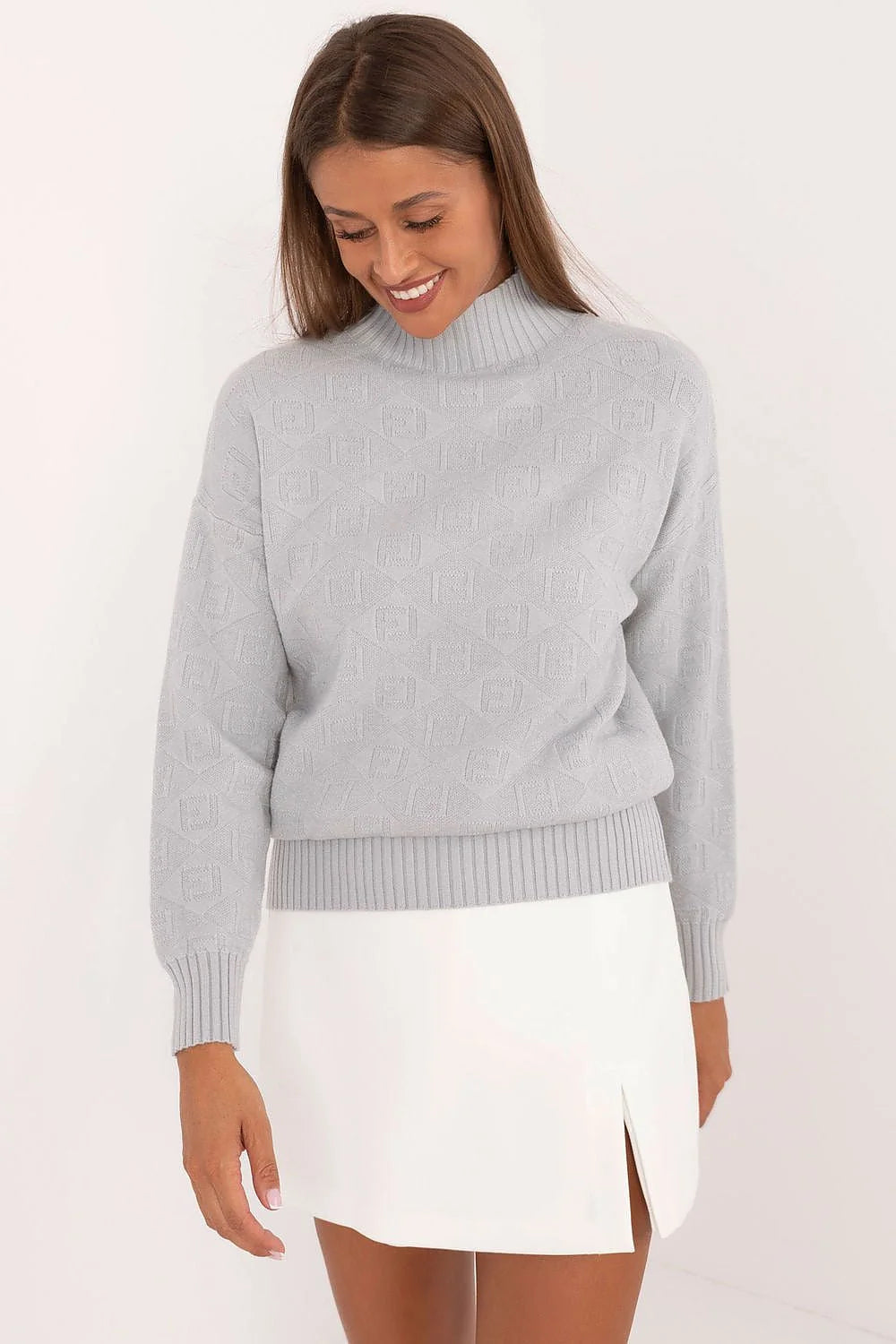 pull femme gris clair maille texturée monogramme manches longues épaules tombantes col montant bordscotes coupe boxy taille confortable élégant