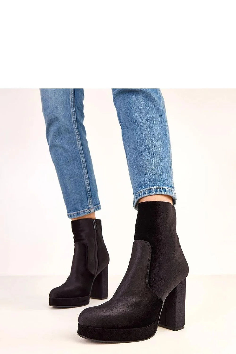 bottines talon poteau 11cm plateforme 2cm suédine écologique noire bout arrondi fermeture éclair latérale tige 14cm doublure confortable