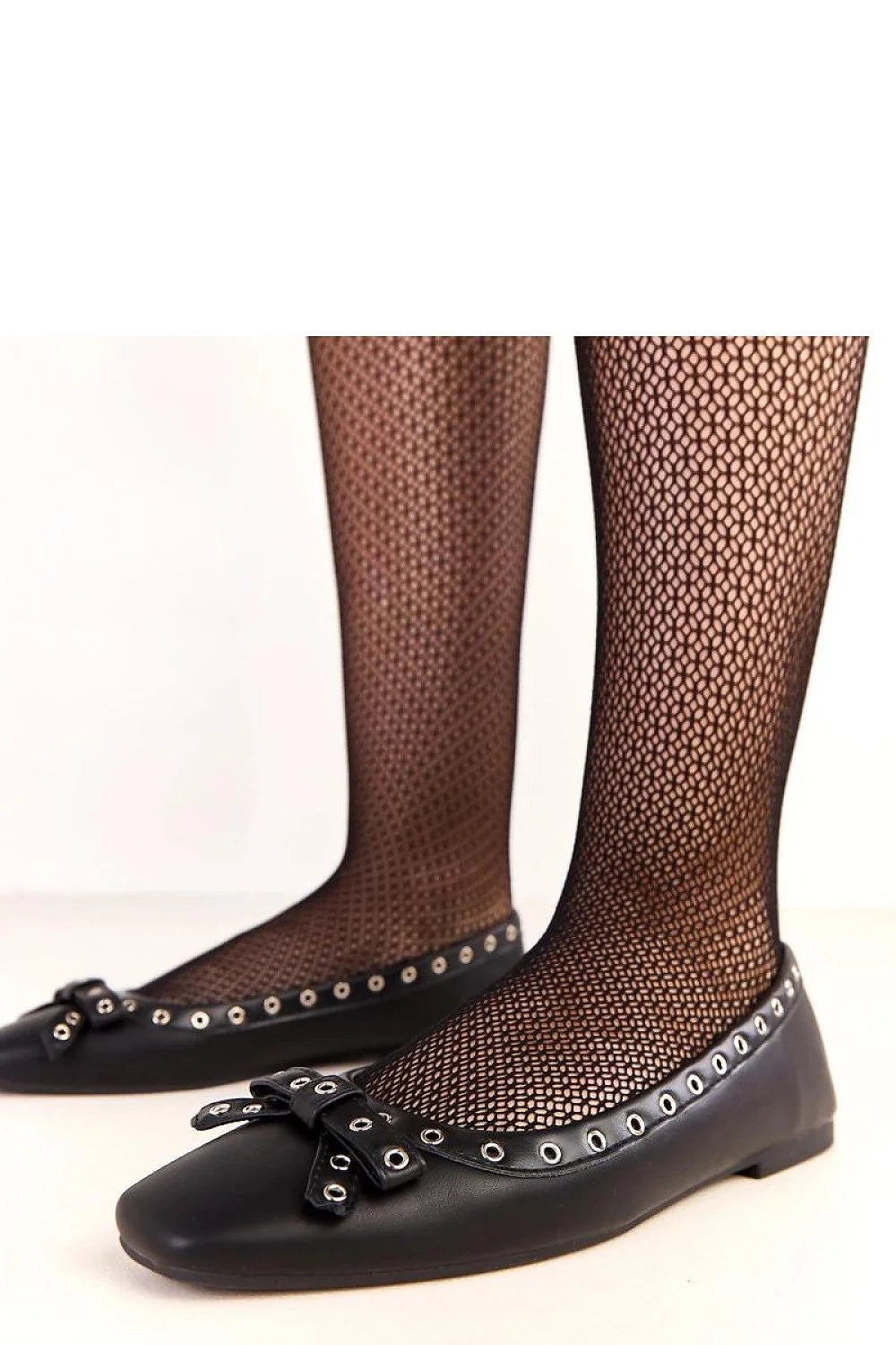 ballerines femme plates cuir synthétique noir bout carré œillets métalliques argentés nœud perforé silhouette profil bas confortable élégantes