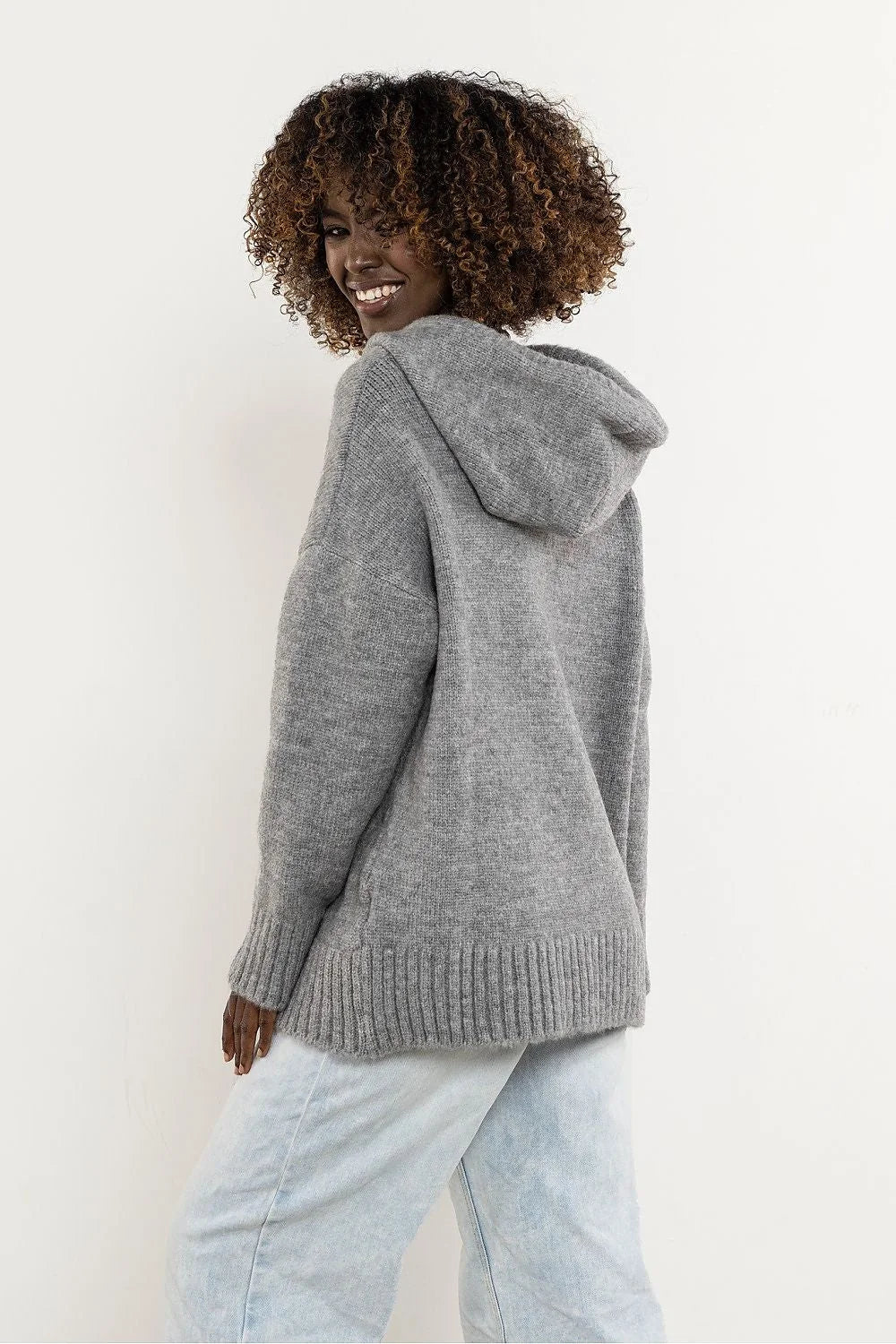 pull capuche femme oversize gris chiné maille épaisse douce laine mélangée chaud manches longues confortable cocooning minimaliste élégant intemporel