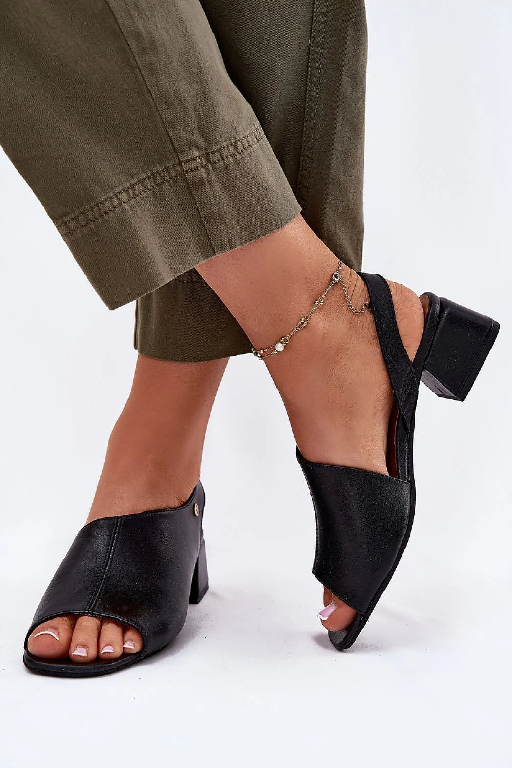 Sandales pour femme modernes élégantes cuir noir peep toe talon carré asymétrique occasionnels été