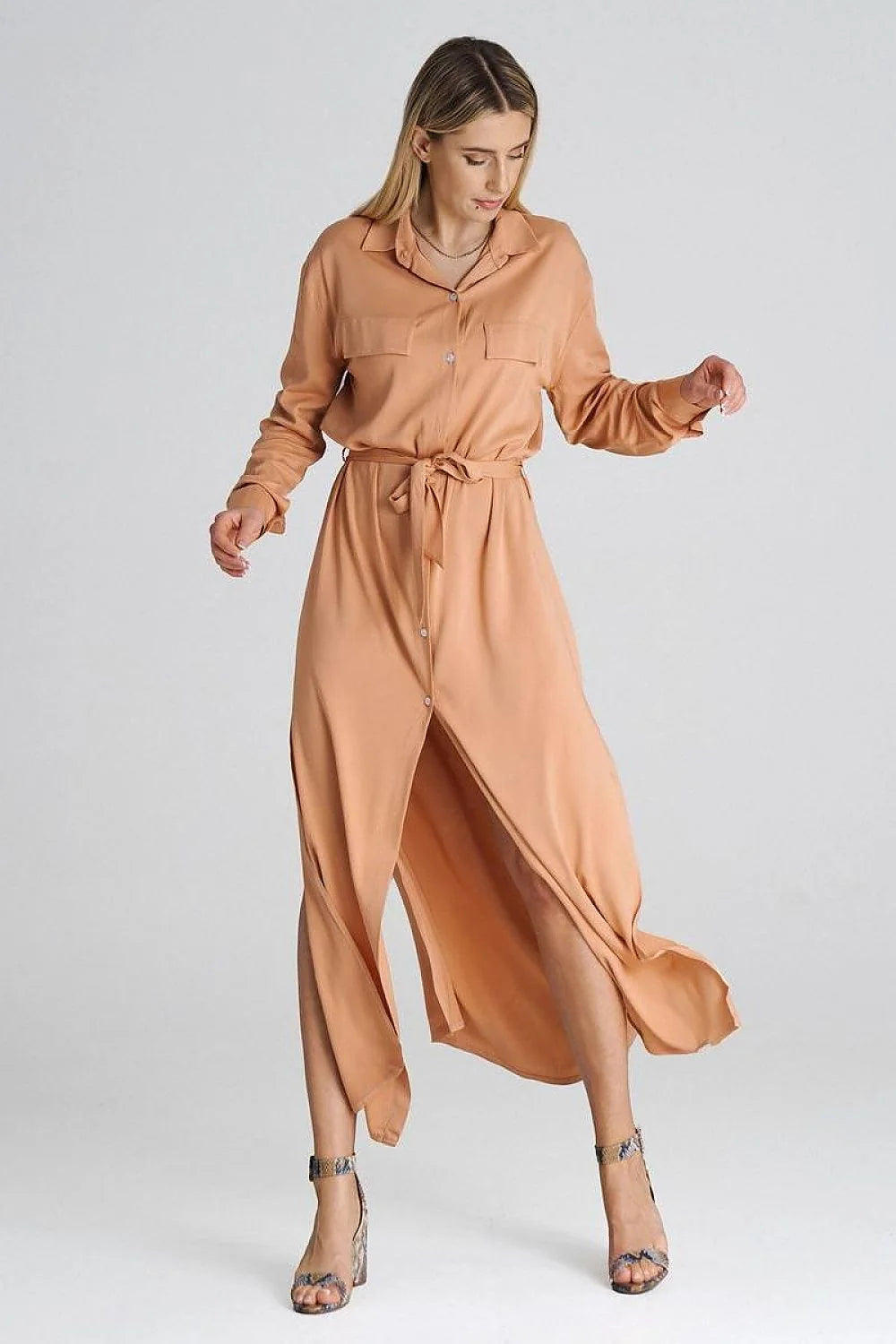 robe chemisier longue fluide satinée beige doux manches longues col chemise ceinture nouée poches poitrine plaquées