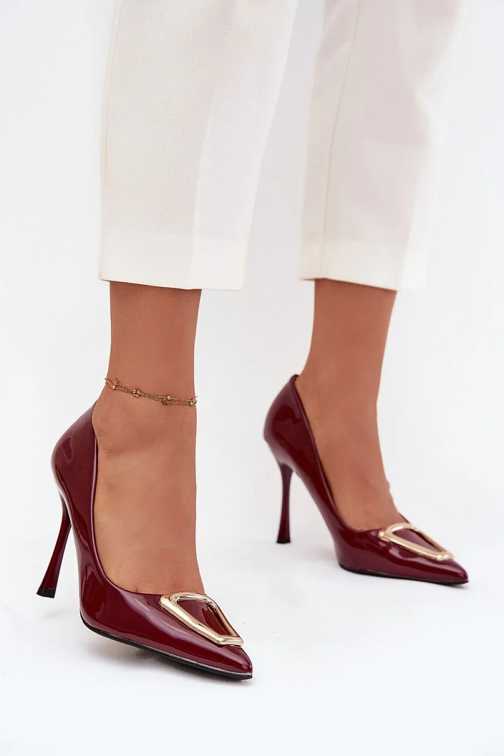escarpins talons aiguilles vernis bordeaux bout pointu silhouette slim slipon maintien près pied boucle métal doré ornement élégant féminin sophistiqué