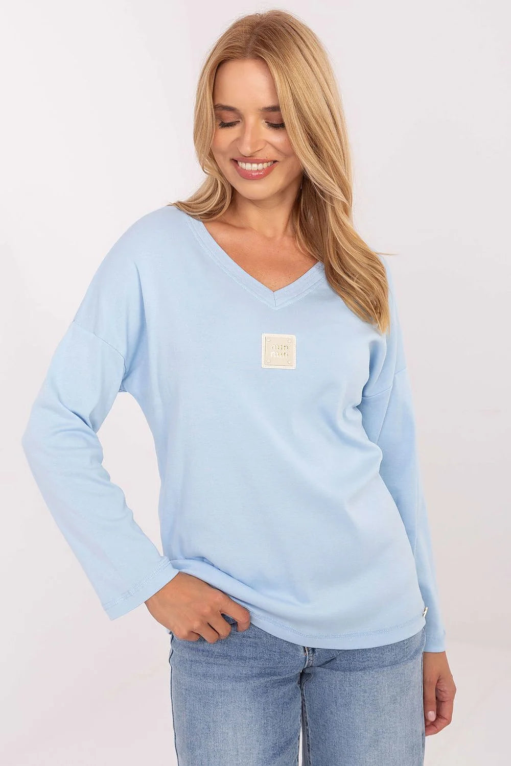 pull femme col V manches longues maille jersey légère bleu ciel droite oversize hanches épaules tombantes écusson écru coton élasthanne