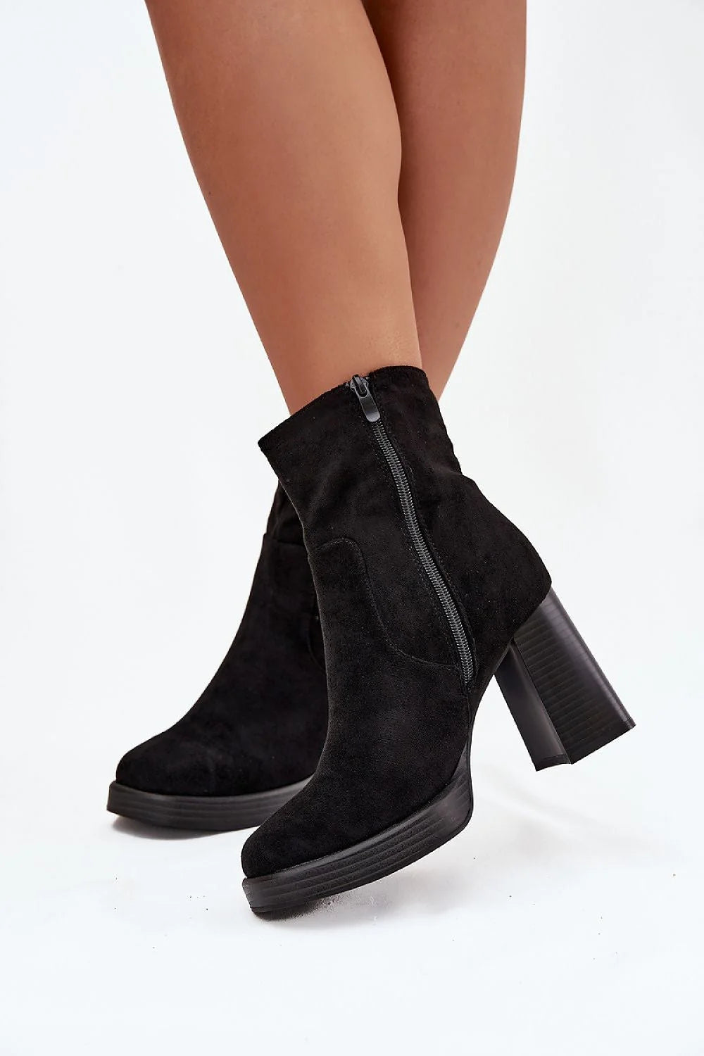 bottines femme suédine écologique noir talon bloc haut pilier confortable semelle crantée bout arrondi fermeture éclair chic polyvalente automne hiver