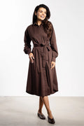 robe chemise midi marron chocolat popeline légère boutonnée manches longues poignets ceinture nouée taille cintrée élégante féminine polyvalente décontractée professionnelle