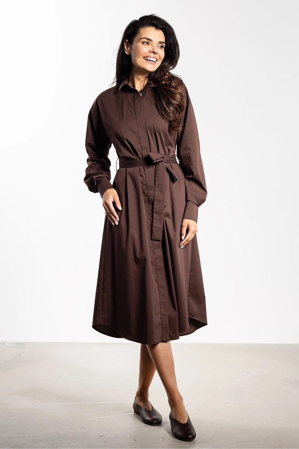 robe chemise midi marron chocolat popeline légère boutonnée manches longues poignets ceinture nouée taille cintrée élégante féminine polyvalente décontractée professionnelle