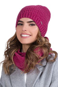 Bonnet et tour de cou femme en laine mérinos motif tricoté couleur rose intense style élégant coupe ajustée pour automne hiver