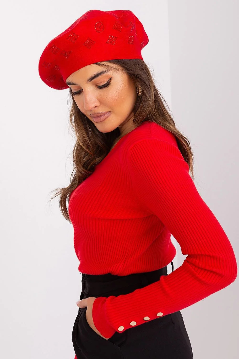 béret tricot strass rouge vif chic rétro élégant sophistiqué audacieux chaud doux luxueux cachemire ajusté structuré maintien souple