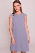 Robe de jour élégante sans manches couleur lavande finition satinée détails métalliques coupe droite trapèze femme