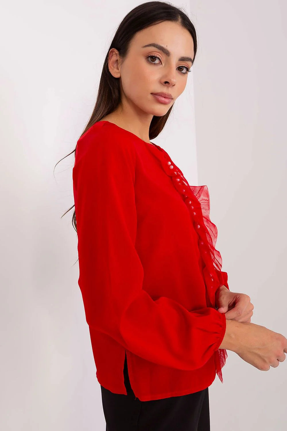 chemisier femme rouge vif coupe droite tissu fluide volant vertical plissé perles nacrées manches bouffantes poignets élastiqués col rond élégant