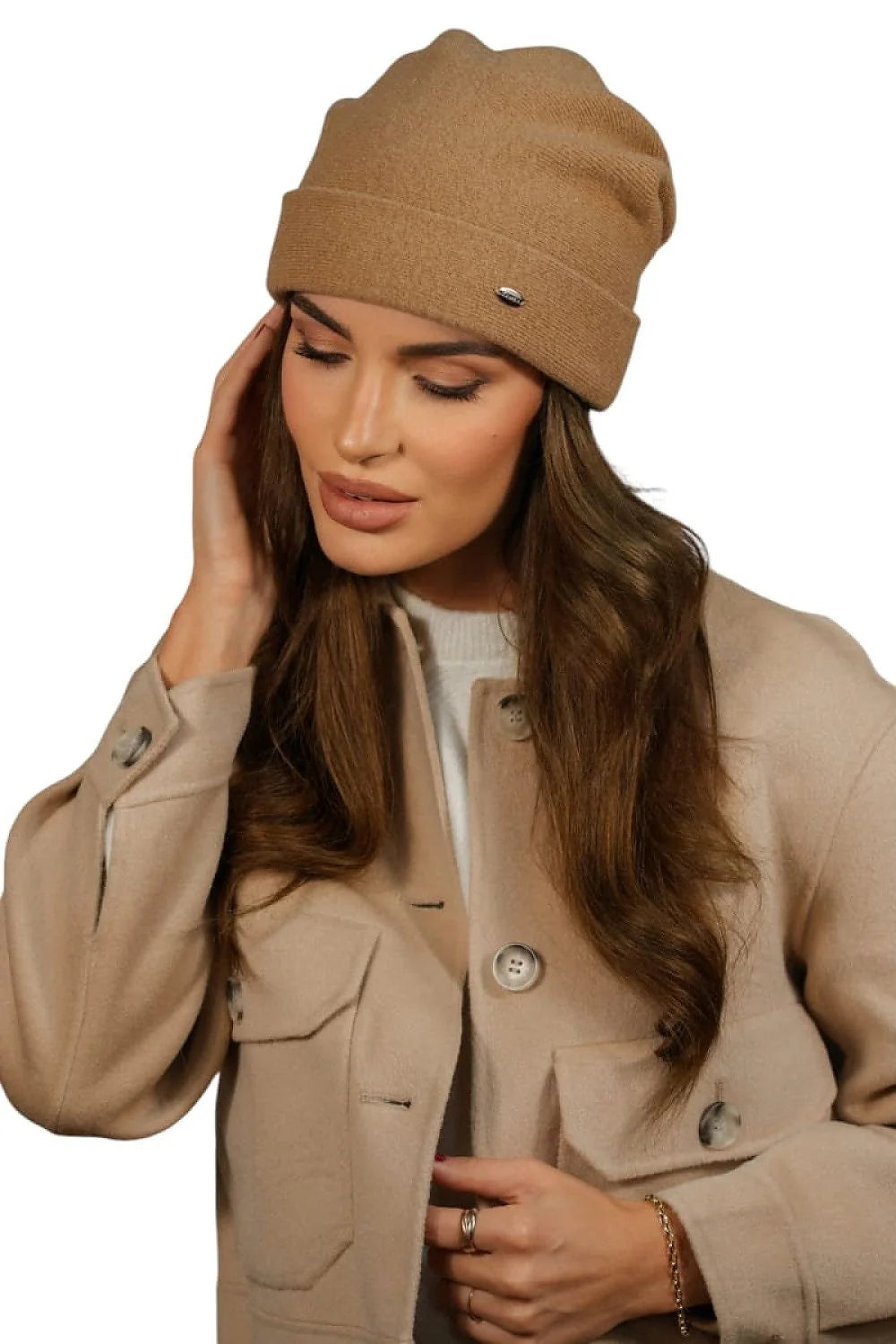 Bonnet Kamea en laine pour femme, style minimaliste, haute qualité, couleur marron clair, coupe ajustée, bord replié, plaque métallique, polyvalent hiver automne