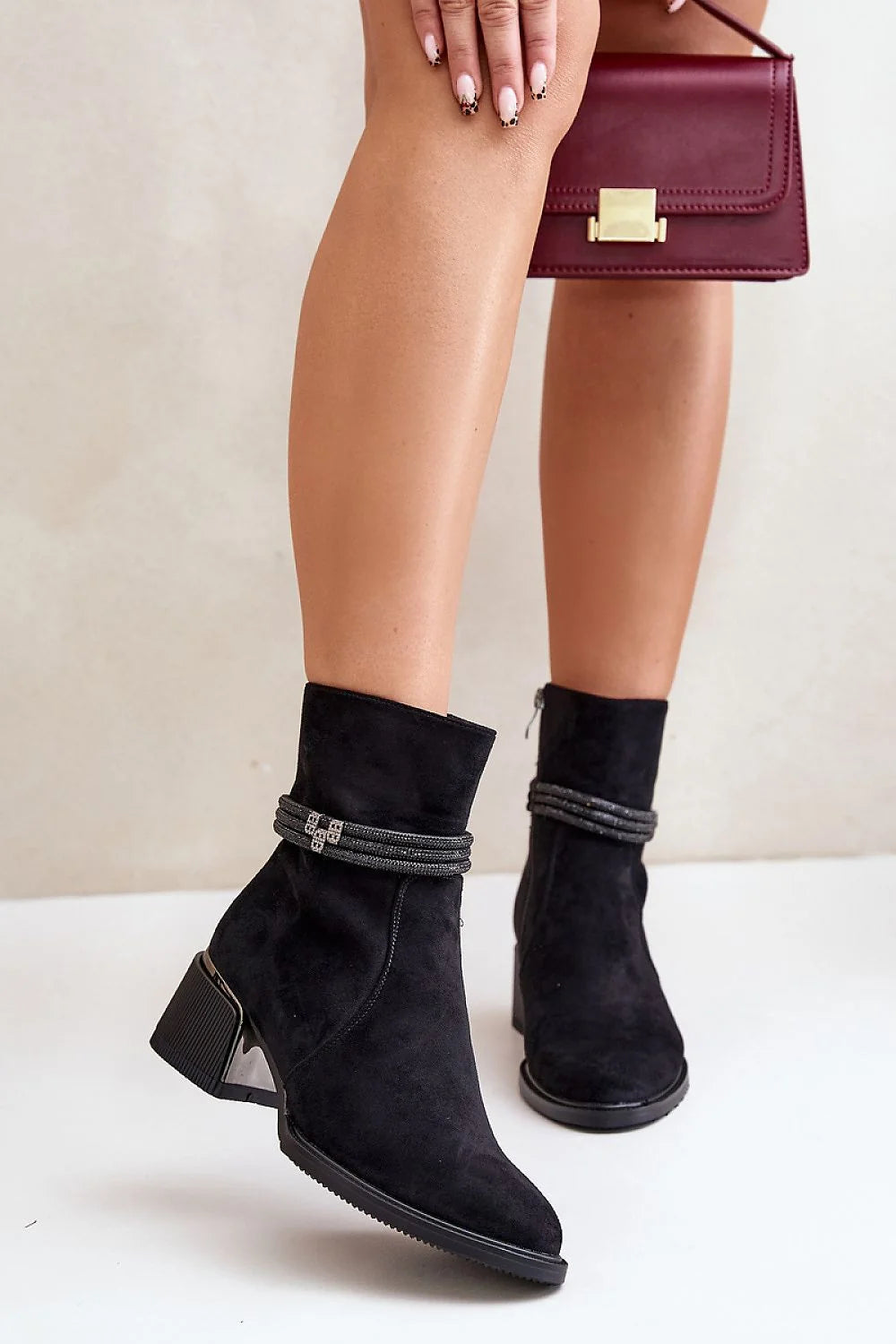 Bottines femmes design moderne élégant daim noir talon bloc coupe cheville confortable finitions luxueuses