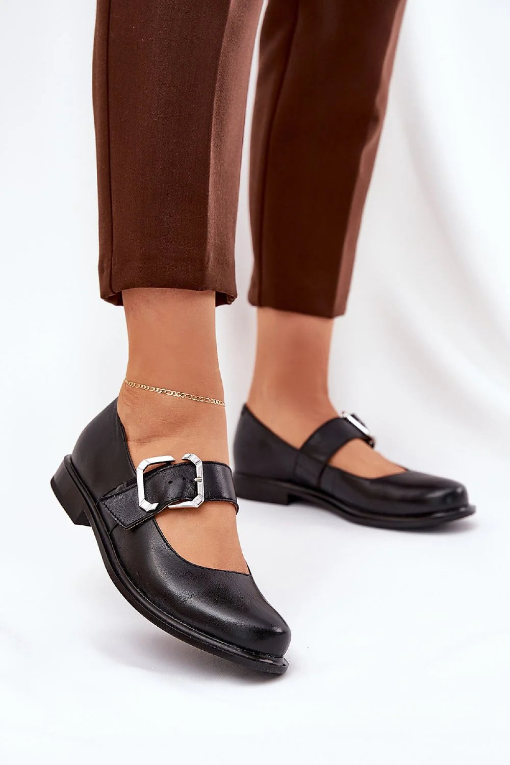 Chaussures basses plates pour femmes en cuir noir style classique talon plat boucle métallique argentée