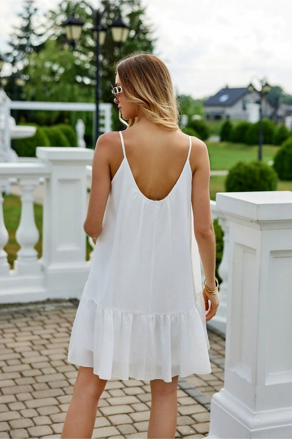 Robe de jour féminine décontractée en coton blanc pur à volants effet tiered col rond bretelles fines longueur au-dessus du genou pour femme
