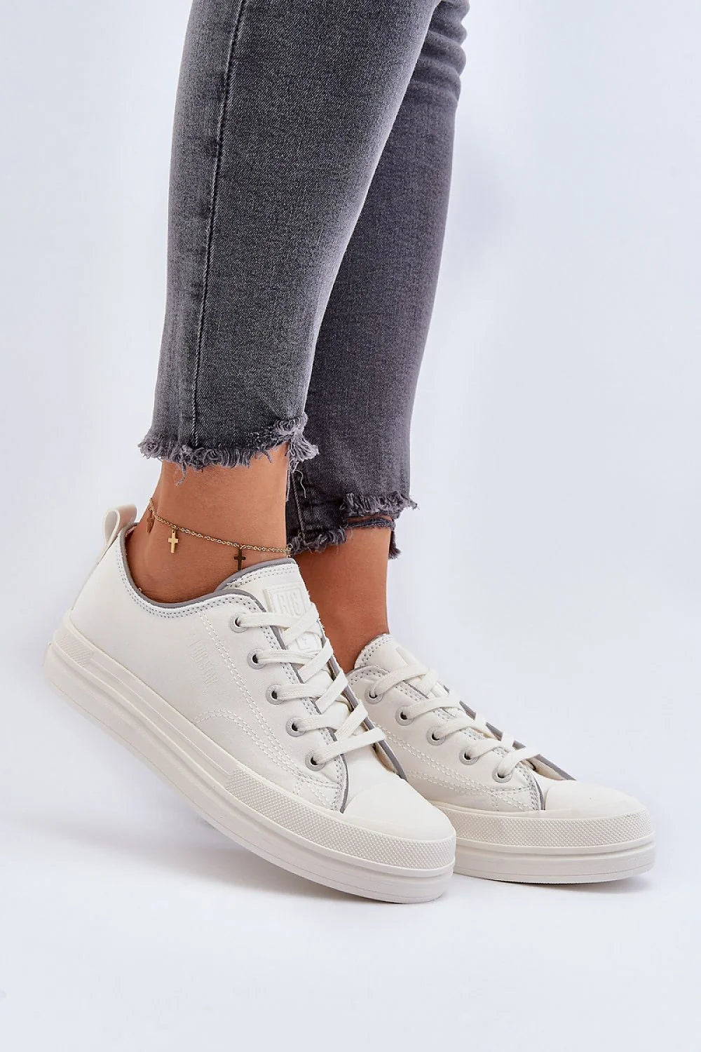 Baskets pour femmes en cuir synthétique design moderne couleur blanche semelle en caoutchouc style minimaliste confortable idéales pour le quotidien été mode urbaine
