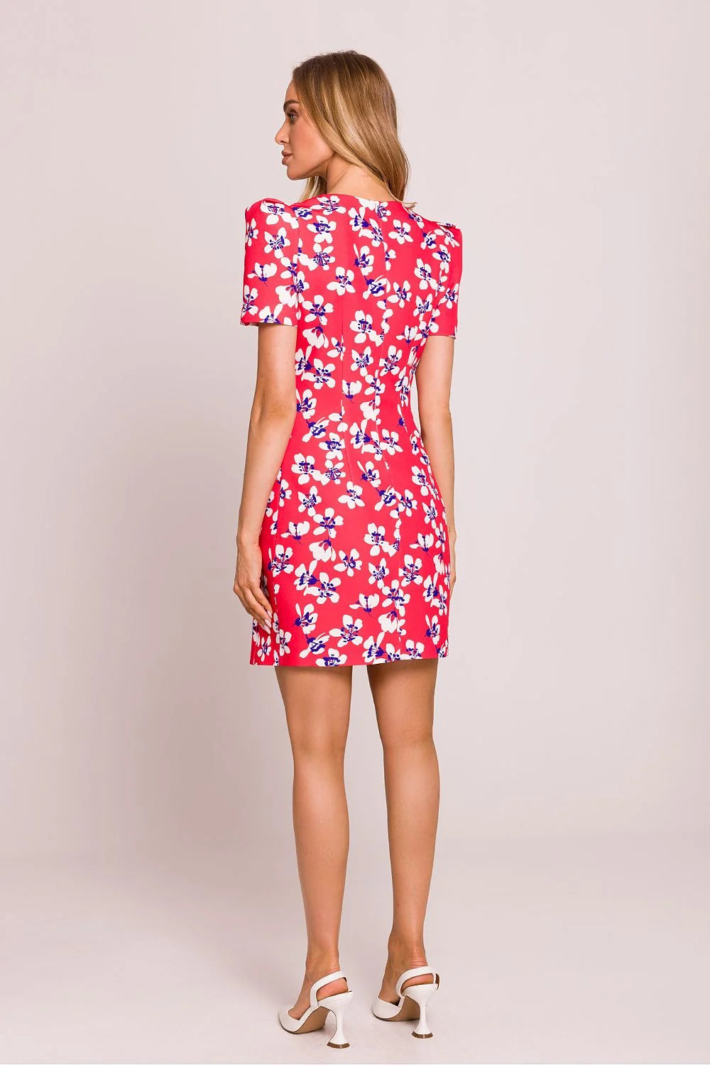 Robe de jour élégante Moe en tissu floral imprimé, manches courtes en volume, coupe près du corps, fermeture zippée dissimulée, fabrication polonaise