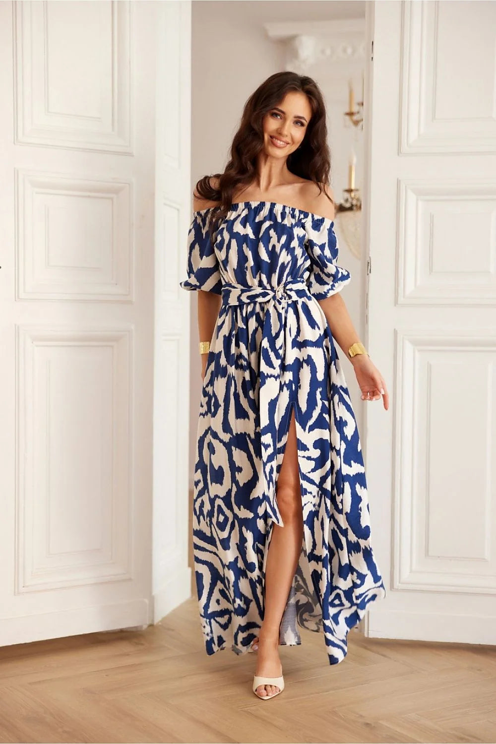 Robe élégante off-the-shoulder imprimé abstrait bleu et blanc manches courtes fente devant taille ajustable femme