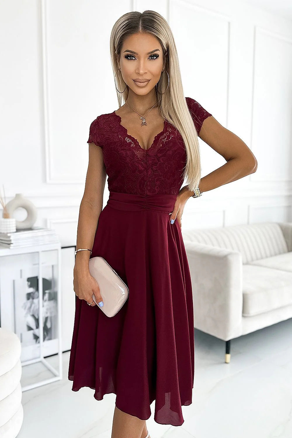 robe soirée bordeaux mousseline fluide corsage dentelle florale décolleté V manches courtes ceinture intégrée taille ajustable cintrée évasée élégante