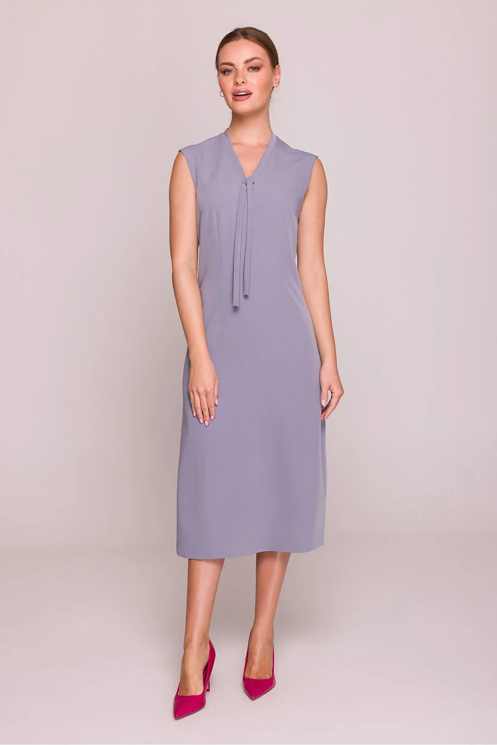 Robe de jour élégante midi sans manches en V col montant tissu fluide couleur lavande occasion professionnelle ou sortie élégante femme