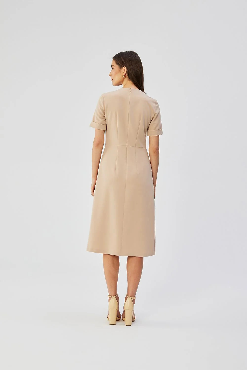 Robe cocktail élégante en tissu doux couleur beige clair coupe midi manches courtes femmes