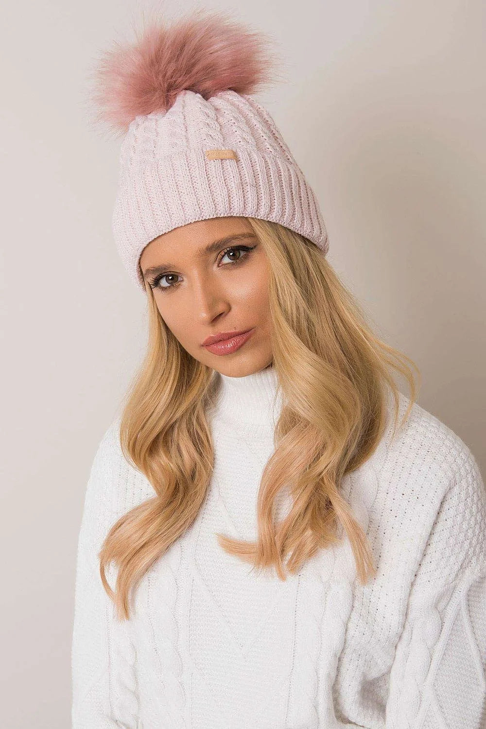 Bonnet d'hiver élégant pour femme en acrylique et laine, pompon en fausse fourrure rose, style classique avec revers, coupe ajustée, idéal pour les froids