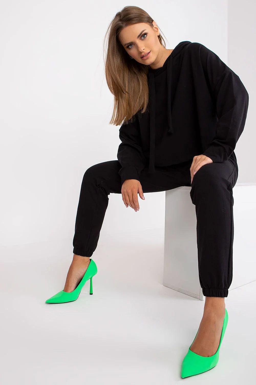 Ensemble de mode féminin modern sweat à capuche pantalon jogging escarpins contrastants