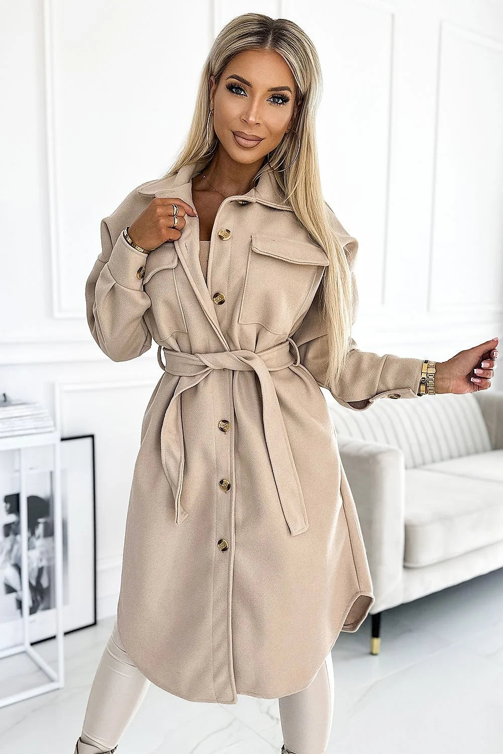 Manteau féminin style épuré beige clair matériau doux coupe structurée occasions multiples marque Numoco production européenne