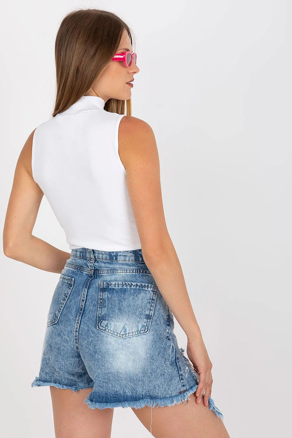 Haut sans manches col montant et short en jean taille haute femme style moderne été 2023